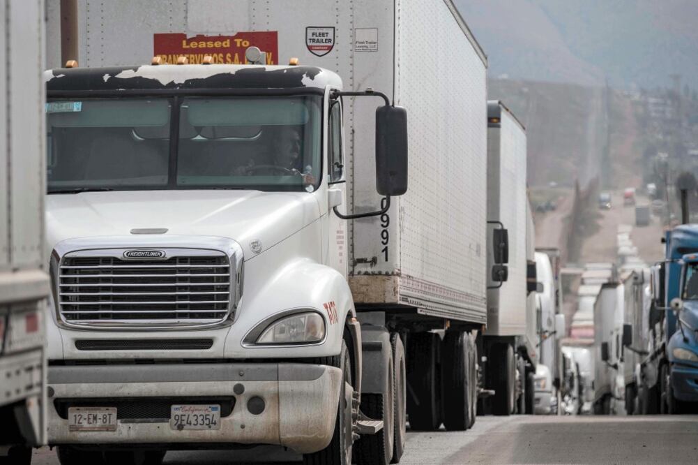 La Canacar solicitó al gobierno que se reconozca un área especial en la frontera, limitada por zonas comerciales, en las que se establezca un lugar para realizar las transferencias de transportistas. Foto/ ARCHIVO EL UNIVERSAL
