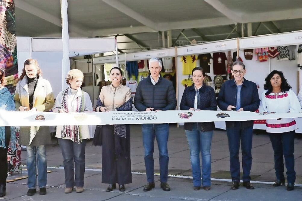 La expo se realiza en la Plaza de los Mártires, en el centro de la ciudad de Toluca, donde hay 180 stands de manualidades. (ESPECIAL)