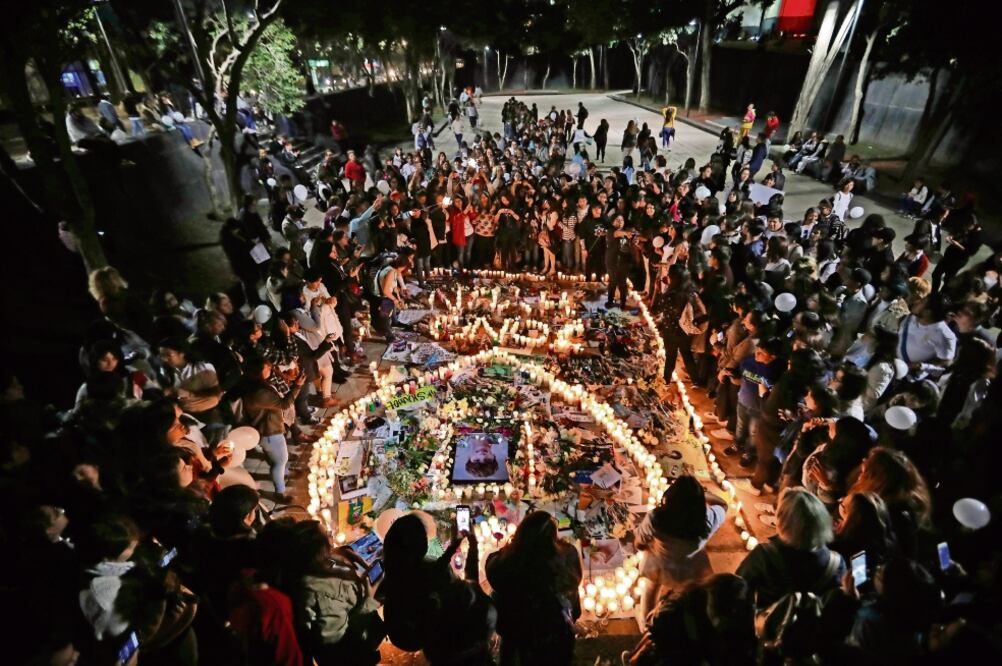 En el suelo formaron un corazón enorme hecho de veladoras y lleno de flores, imágenes y cartulinas (VALENTE ROSAS. EL UNIVERSAL)