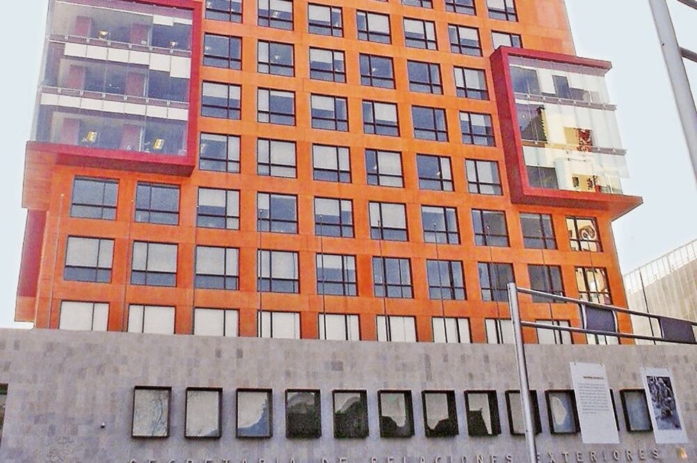 Con Marcelo Ebrard como titular de la SRE, se hizo el compromiso de atender las quejas, revisar los contratos y el salario de los empleados en el exterior. Foto: ARCHIVO EL UNIVERSAL