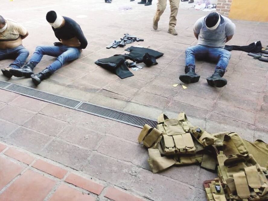 La Fiscalía de Jalisco reportó que además de la captura de seis de los presuntos agresores de Luis Carlos Nájera, confiscó varias armas de alto poder con las que se realizó el ataque (ESPECIALES)