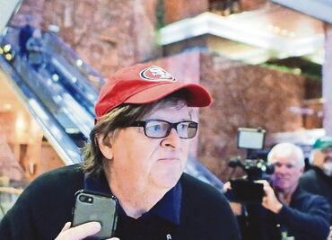 Entra Michael Moore en la Trump Tower