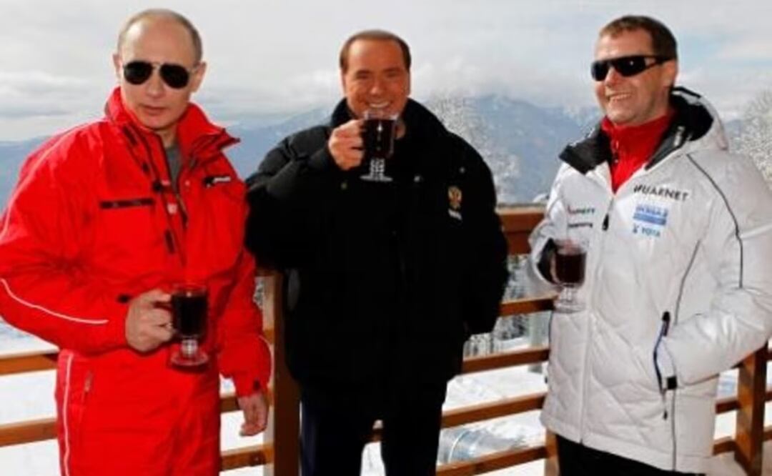 El exprimer ministro italiano Silvio Berlusconi junto a Vladimir Putin, y su antecesor en el cargo, Dmitry Medvedev, en la estación de esquí. Foto: AFP