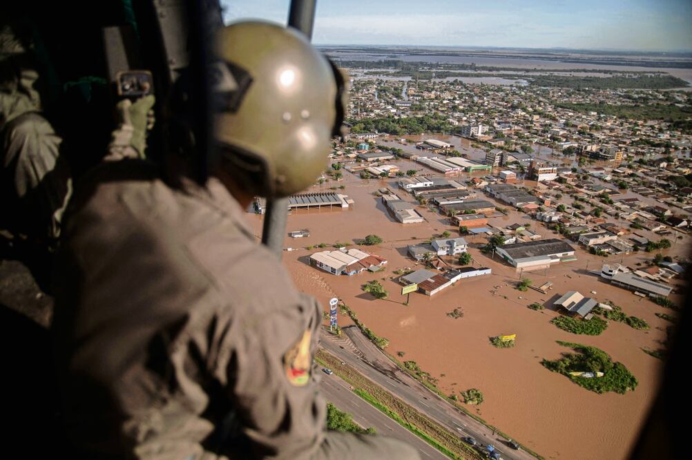 Militares revisan los daños por las lluvias, en Rio Grande do Sul, Brasil. Foto: Carlos Fabal | AFP