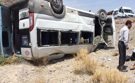 Vuelca camión en Coahuila con reporteros; 3 lesionados