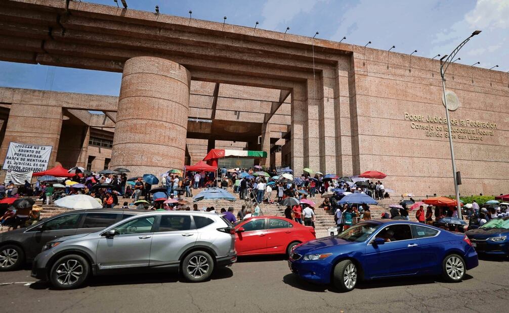 En San Lázaro, en la Ciudad de México, trabajadores del Consejo de la Judicatura Federal iniciaron un paro de labores para manifestarse en contra de la reforma que propone la elección popular de jueces y magistrados. Foto: Diego Simón Sánchez | El Universal