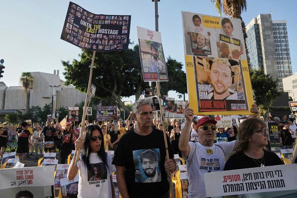Familiares y simpatizantes de los rehenes en poder de Hamas protestan para exigir su liberación inmediata, en Tel Aviv. FOTO: MAHMOUD ILLEAN. AP