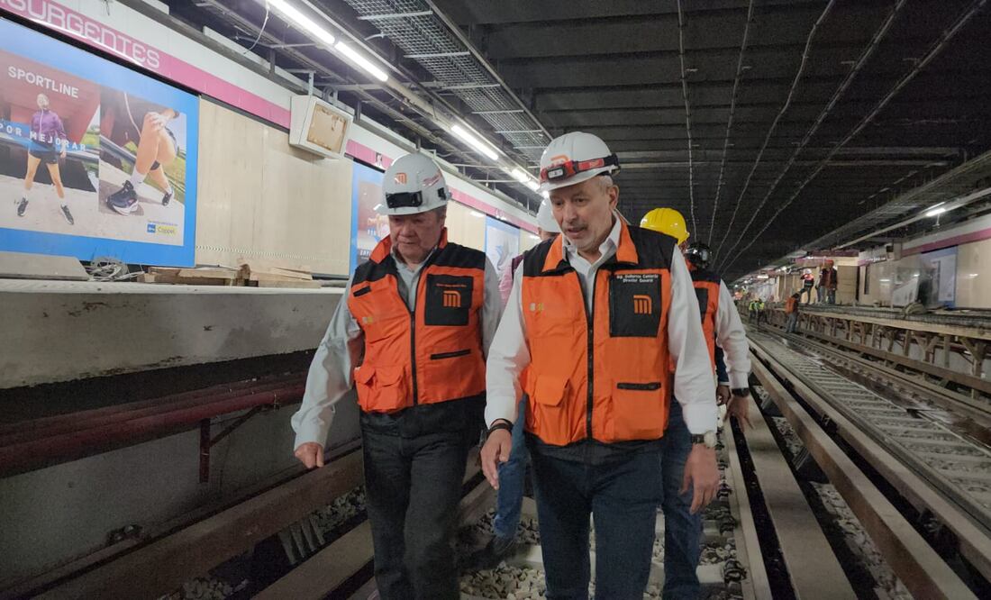 El secretario de Movilidad (Semovi,) de la Ciudad de México, Héctor Ulises García Nieto (izq) y el director general del Metro, Guillermo Calderón Aguilera (der), realizaron un recorrido de supervisión en el tramo Insurgentes-Tacubaya de la Línea 1 (25/10/2024). Foto: especial
