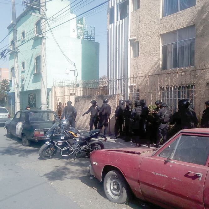 Los uniformados hicieron guardia en la calle Schumann 125 casi esquina con Tetrazzini, colonia Vallejo, en la GAM. (ESPECIAL)