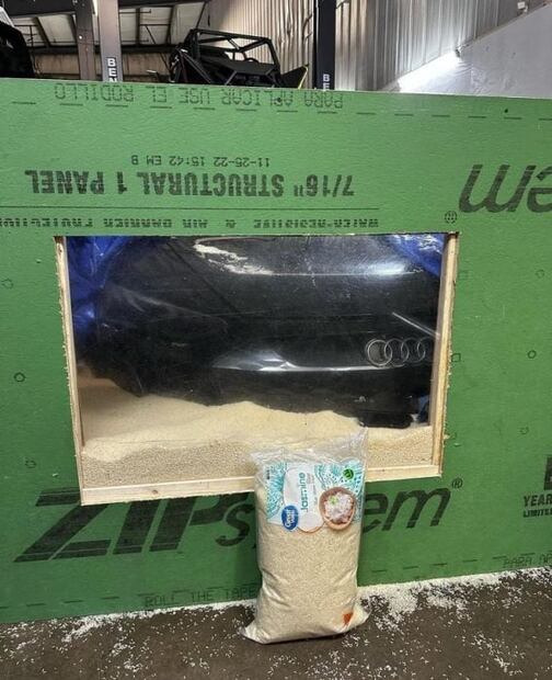 VIDEO: Influencer mete su auto eléctrico en arroz luego de inundación, ¿le funcionó?