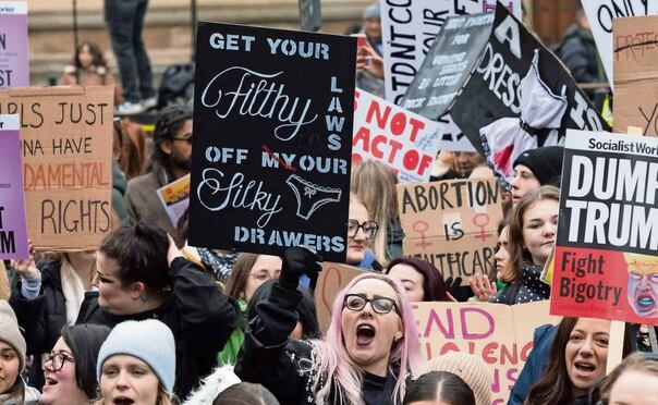 Manifestantes en Londres en solidaridad con todas las mujeres oprimidas del mundo. Foto: AFP
