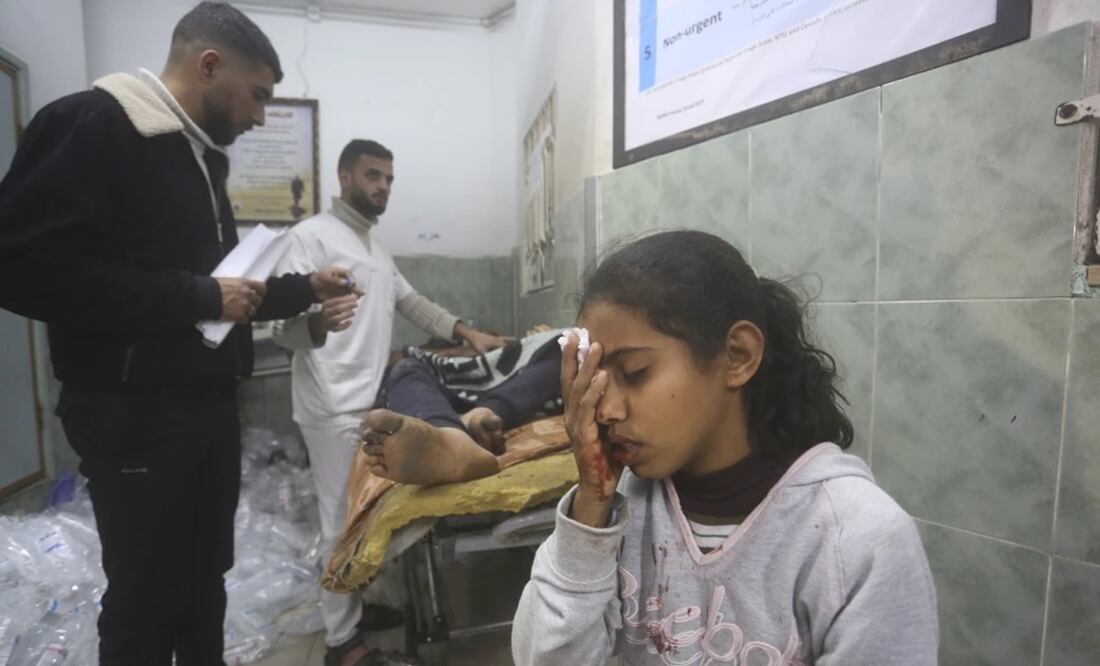 Palestinos heridos en un bombardeo israelí reciben tratamiento en un hospital en Rafah, en la Franja de Gaza, el 5 de febrero de 2024. Foto: AP