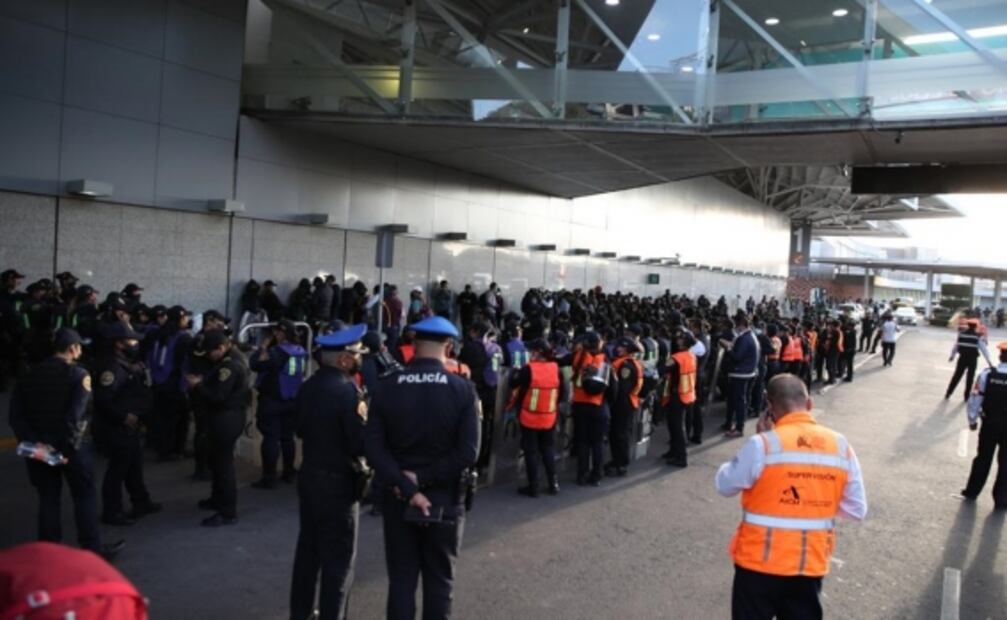 Tras más de 30 horas de bloqueo en el AICM, policías de la CDMX retiran a manifestantes