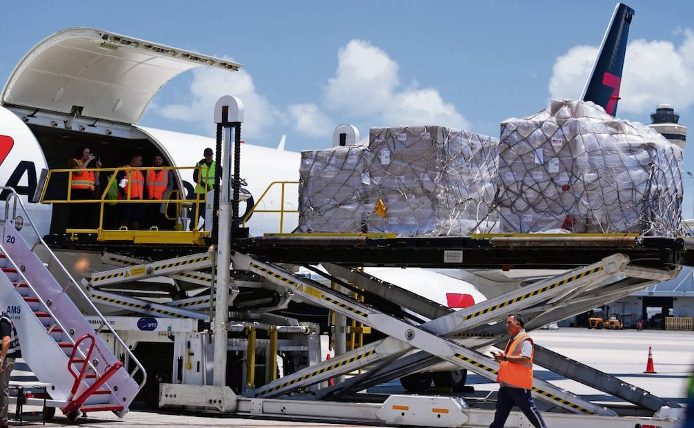 Alimentos y otros insumos son cargados en un avión con destino a Cuba organizado por el gobierno de Estados Unidos. Foto: Lynne Sladky/AP