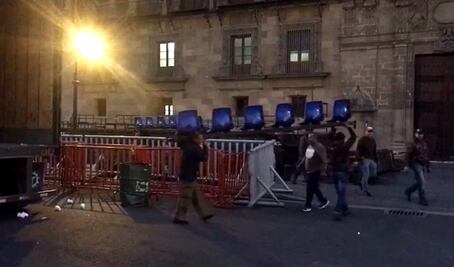 Instalan gradas para desfile del Día de la Revolución Mexicana en el Zócalo 