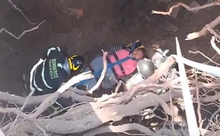 Mujer cae en socavón en alcaldía Gustavo A Madero; oquedad se abrió cuando ella iba pasando