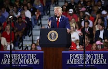 Trump bromea de nuevo con presentarse a las elecciones de 2028; ley prohíbe un tercer mandato