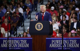 Trump bromea de nuevo con presentarse a las elecciones de 2028; ley prohíbe un tercer mandato