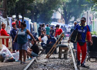 Decenas de migrantes se han apropiado de las vías en colonia Vallejo
