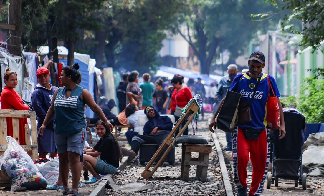 Decenas de migrantes han instalado un campamento en la zona de vías del tren de la colonia Vallejo, en la alcaldía Gustavo A. Madero. (Foto: Hugo Salvador El Universal)