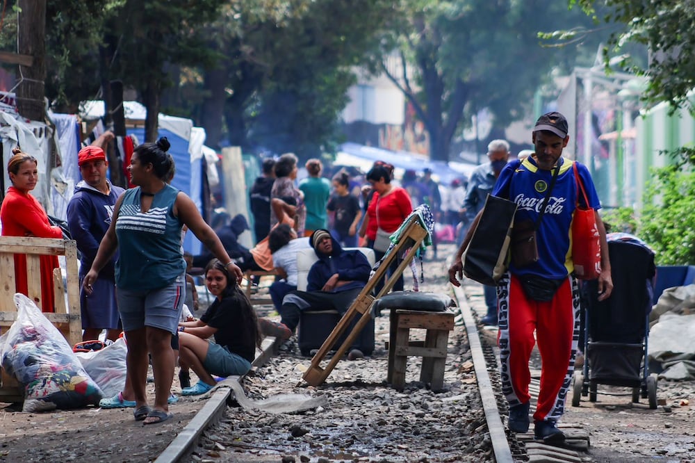 Decenas de migrantes han instalado un campamento en la zona de vías del tren de la colonia Vallejo, en la alcaldía Gustavo A. Madero. (Foto: Hugo Salvador El Universal)