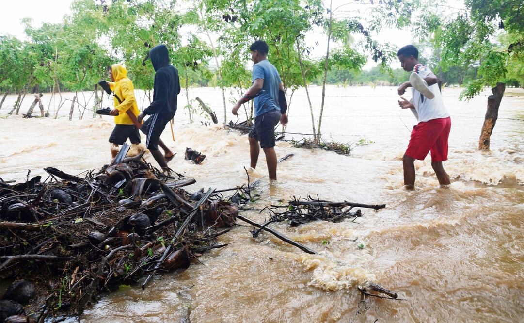 En Oaxaca, ante el desbordamiento de ríos, autoridades locales evacuaron a habitantes de una docena de comunidades de la Costa. Foto: Edwin Hernández | El Universal