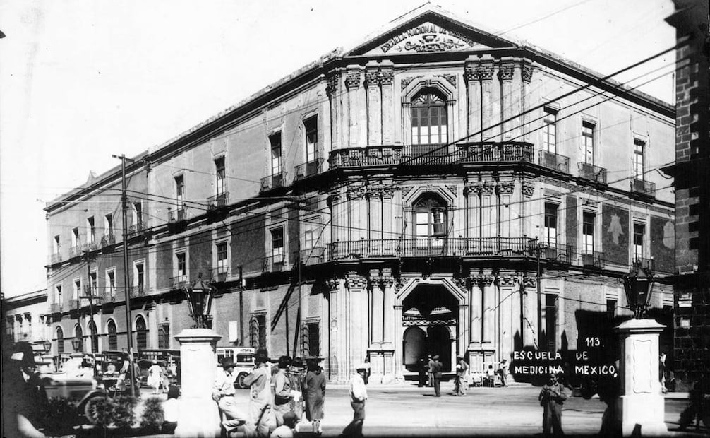 Antiguo Palacio de la Inquisición en la época en que ya era sede de la Escuela Nacional de Medicina, frente a la Plaza de Santo Domingo en el Centro Histórico. Colección Villasana.