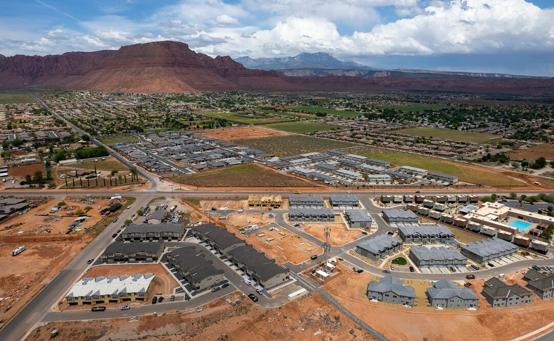 Desarrollos de viviendas en Ivins, Utah. Una mujer que daba consejos para padres en línea a través de un canal de YouTube que alguna vez fue popular fue arrestada bajo sospecha de abuso infantil agravado después de que su hijo, que estaba desnutrido, se escapara por una ventana y huyera a una casa cercana en busca de ayuda, dijeron las autoridades. Foto: AP