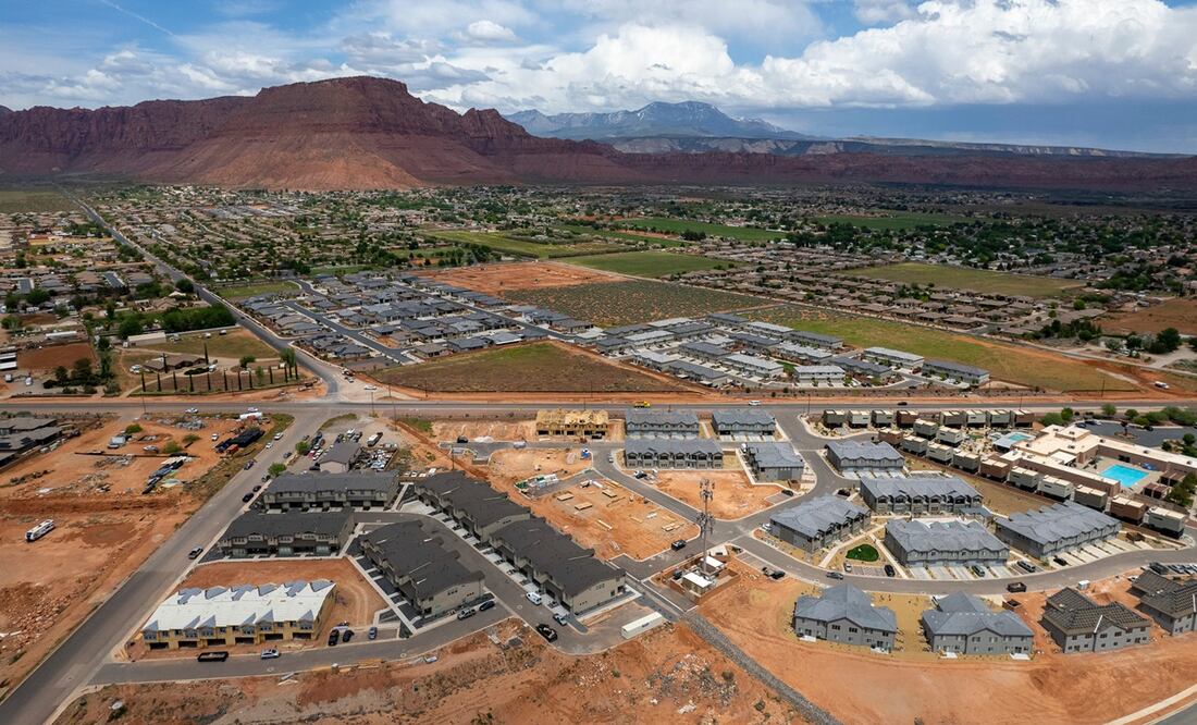 Desarrollos de viviendas en Ivins, Utah. Una mujer que daba consejos para padres en línea a través de un canal de YouTube que alguna vez fue popular fue arrestada bajo sospecha de abuso infantil agravado después de que su hijo, que estaba desnutrido, se escapara por una ventana y huyera a una casa cercana en busca de ayuda, dijeron las autoridades. Foto: AP