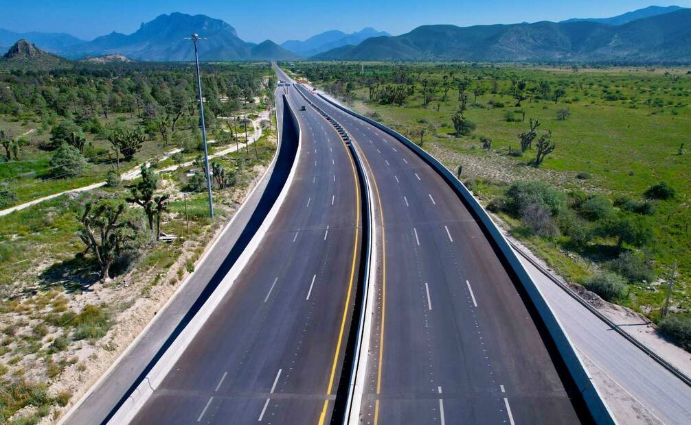 Samuel García supervisa puentes de la Carretera Interserrana; prevé concluir el Tramo 3 este año.
Foto: Especial.