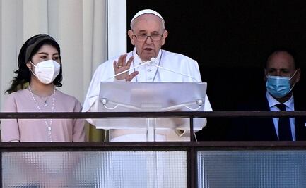 Tras ser operado, Papa Francisco saluda desde balcón de hospital a fieles en Roma