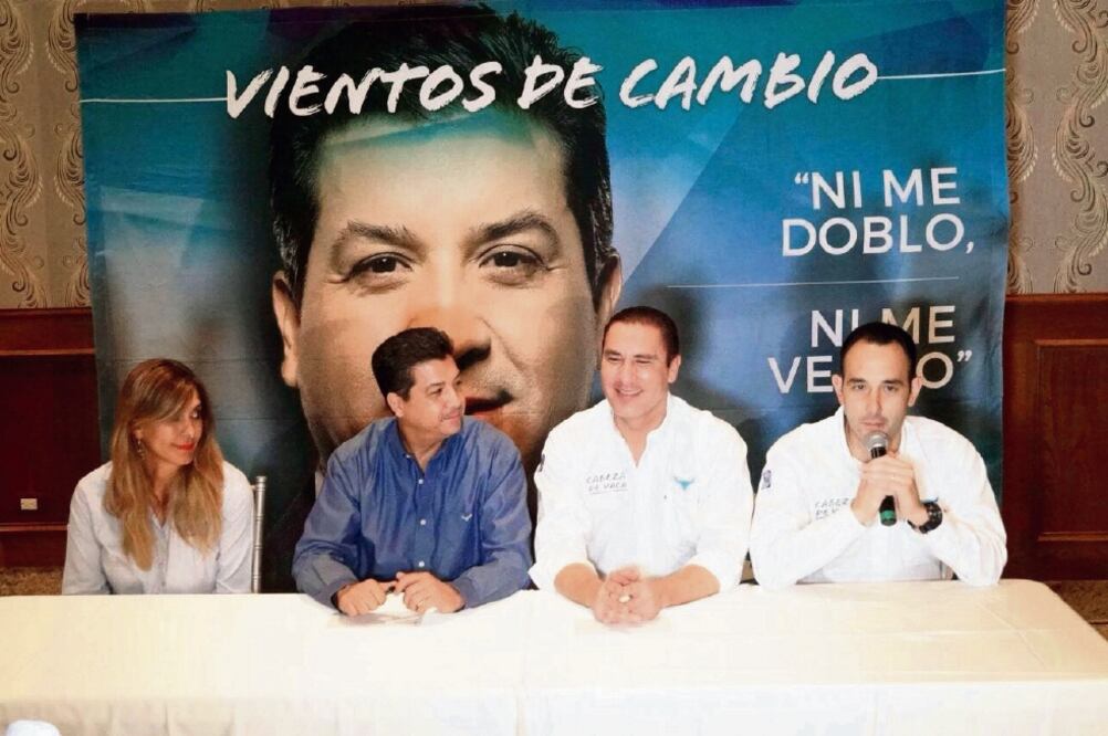 El candidato del PAN, al ofrecer una conferencia acompañado del presidente del Senado, Roberto Gil, y el gobernador de Puebla, Rafael Moreno Valle (ROBERTO AGUILAR. EL UNIVERSAL)