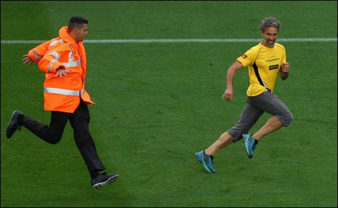 Aficionado ingresa a partido de Barcelona