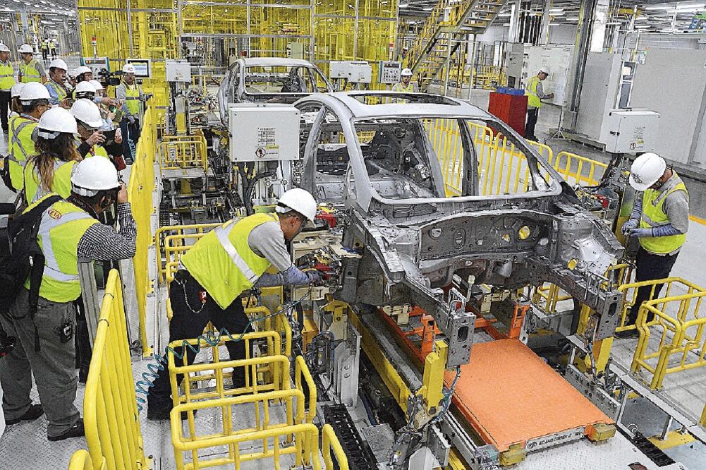 Trabajadores de la empresa surcoreana realizaron ayer algunas pruebas en la línea de ensamblado de la armadora, ubicada en el municipio de Pesquería, la cual se prevé inaugurar, si llegan a un acuerdo, en mayo próximo. EMILIO VÁSQUEZ. EL UNIVERSAL