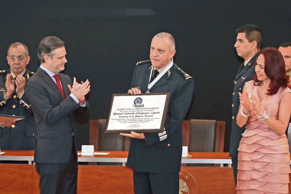 En presencia del secretario de Educación, Aurelio Nuño Mayer (izq.), el secretario de la Defensa Nacional, Salvador Cienfuegos Zepeda, recibió la presea Doctor Salvador Corrales Ayala. (JUAN CARLOS REYES. EL UNIVERSAL)