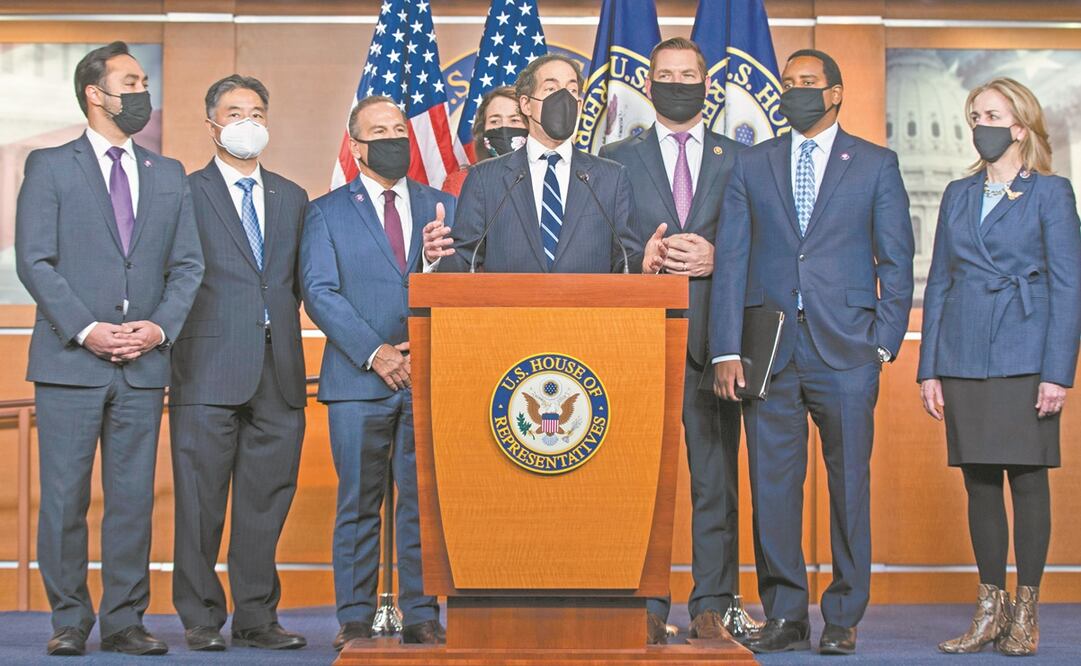 Jamie Raskin (centro), principal fiscal en el juicio contra el expresidente Donald Trump, ayer con otros demócratas tras el fin del proceso en Washington. Fotos: Jim Lo Scalzo. EFE