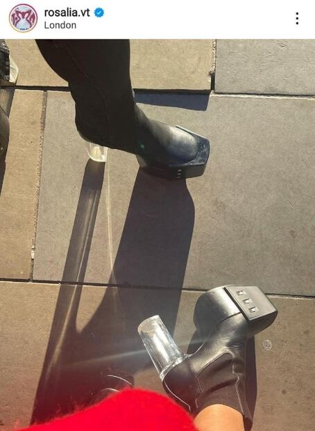 Rosalía tiene el mejor look de invierno con maxi suéter y plataformas 