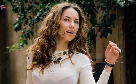 Bárbara Mori mira la vida color rosa