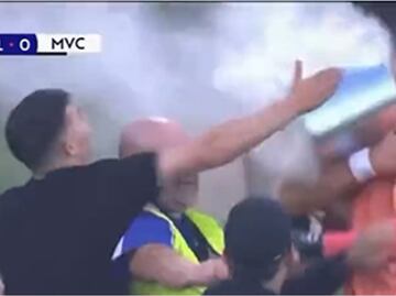 VIDEO: Aficionados invaden la cancha para dar cubetazo a portero en el Derby de Melbourne
