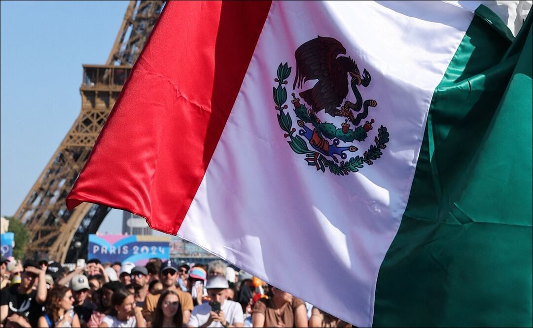 La bandera mexicana cerca de la Torre Eiffel en París - Foto: AFP