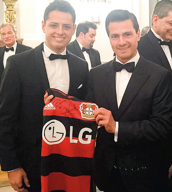 El presidente Enrique Peña Nieto saludó durante la cena que se ofreció en su honor a Javier 'El Chicharito' Hernández, delantero del Bayer Leverkusen (PRESIDENCIA)