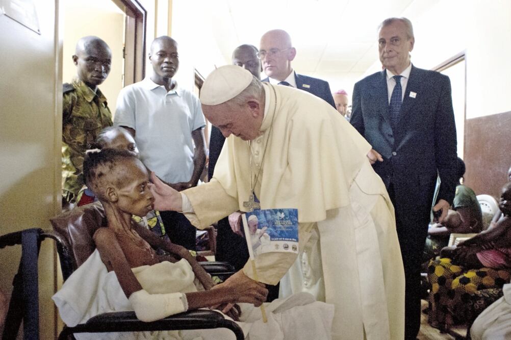 Francisco visitó ayer a los pacientes del Hospital Pediátrico de Bangui, capital de República Centroafricana (REUTERS)