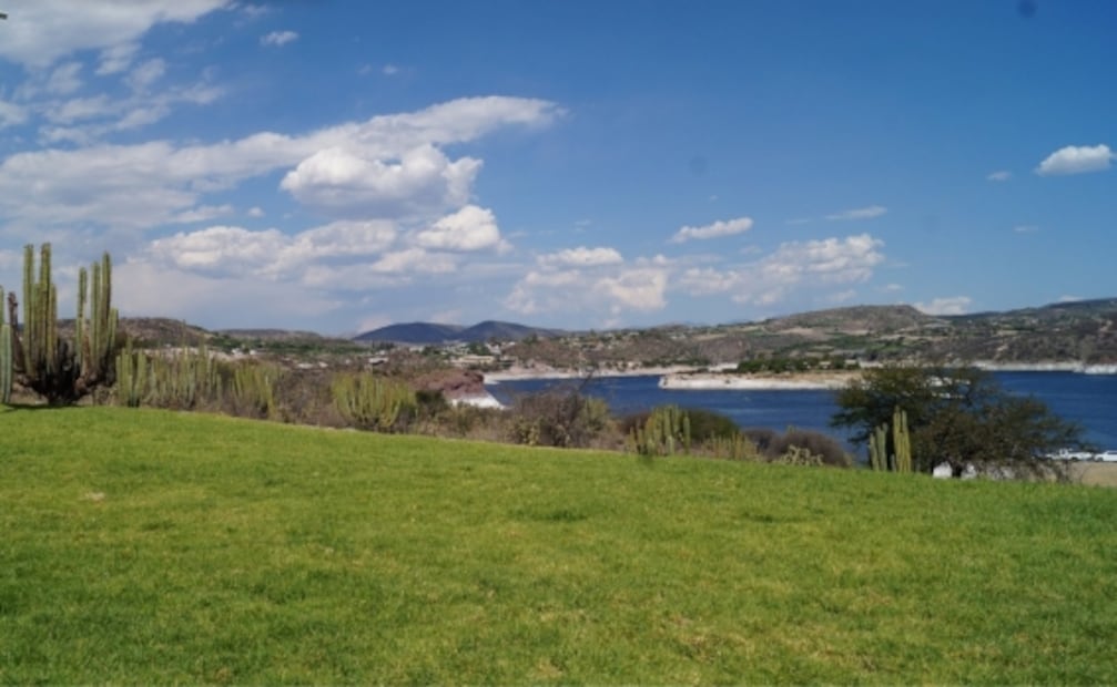Punta Xodhé: cabañas rústicas frente a una presa en Querétaro 