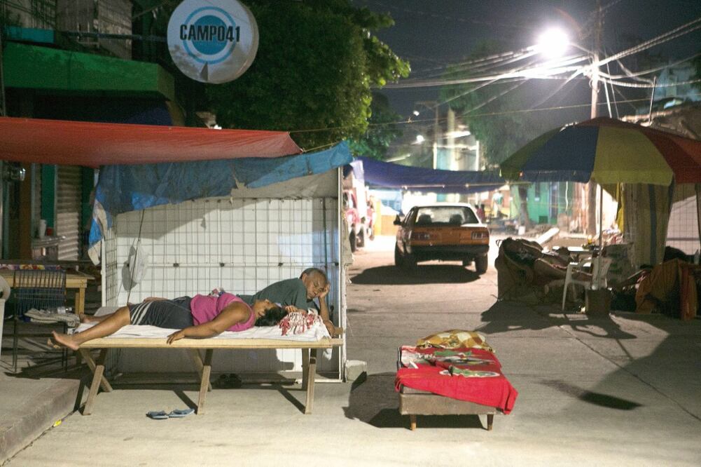 Ciudadanos de las zonas afectadas en Oaxaca se organizan para hacer rondas de vigilancia, ya que recibieron avisos de boca en boca de actos de rapiña. (FOTOS: MARIO MARTÍNEZ. EL UNIVERSAL)