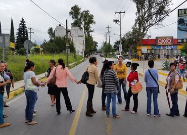 Maestros y pensionados realizan bloqueo en Oaxaca