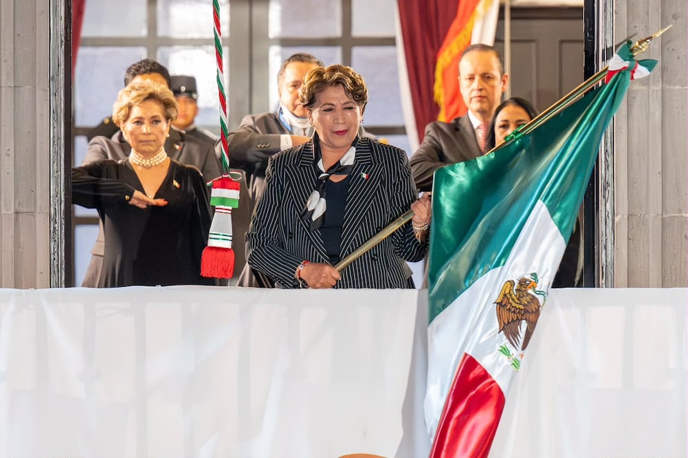 Delfina Gómez Álvarez encabezó el Grito de Independencia y lanzó las tradicionales arengas, entre ellas “¡Viva nuestra soberanía!”. Foto: Especial