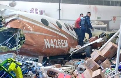 Aeronave se desploma sobre supermercado en Temixco; reportan heridos