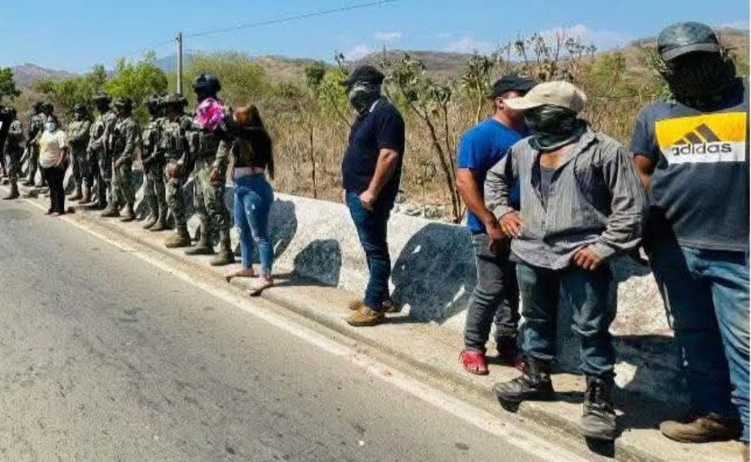 Bloquean carretera federal Acapulco-Zihuatanejo y retienen a marinos; acusan agresión a dos jóvenes.
Foto: Especial.
