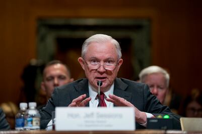 Sessions levanta cargos contra 11 "presuntos miembros de la caravana migrante"
