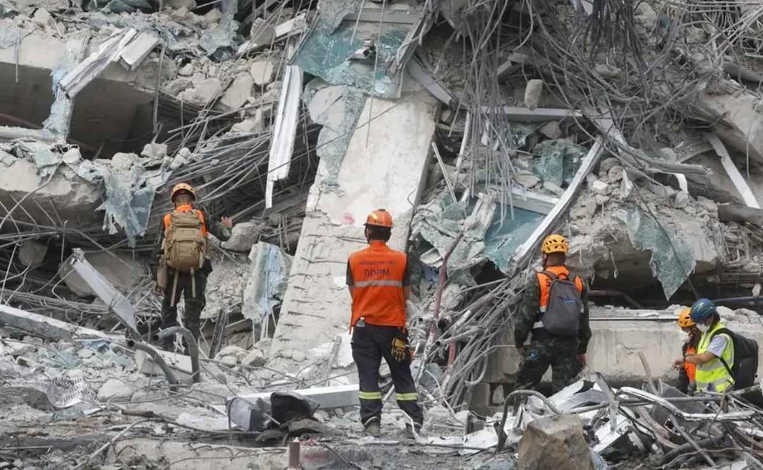 Rescatistas en el edificio que colapsó en Bangkok, Thailandia. Foto: EFE
